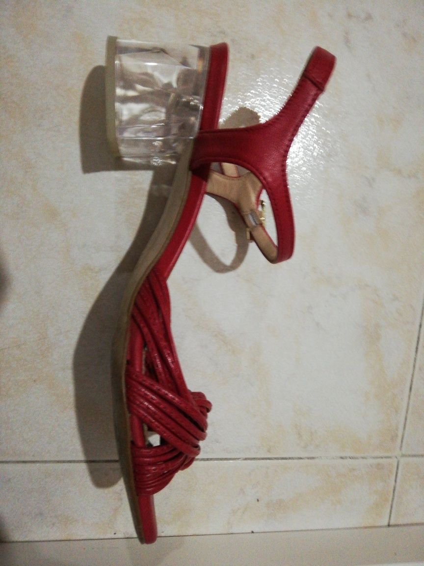 Sandálias vermelha 38