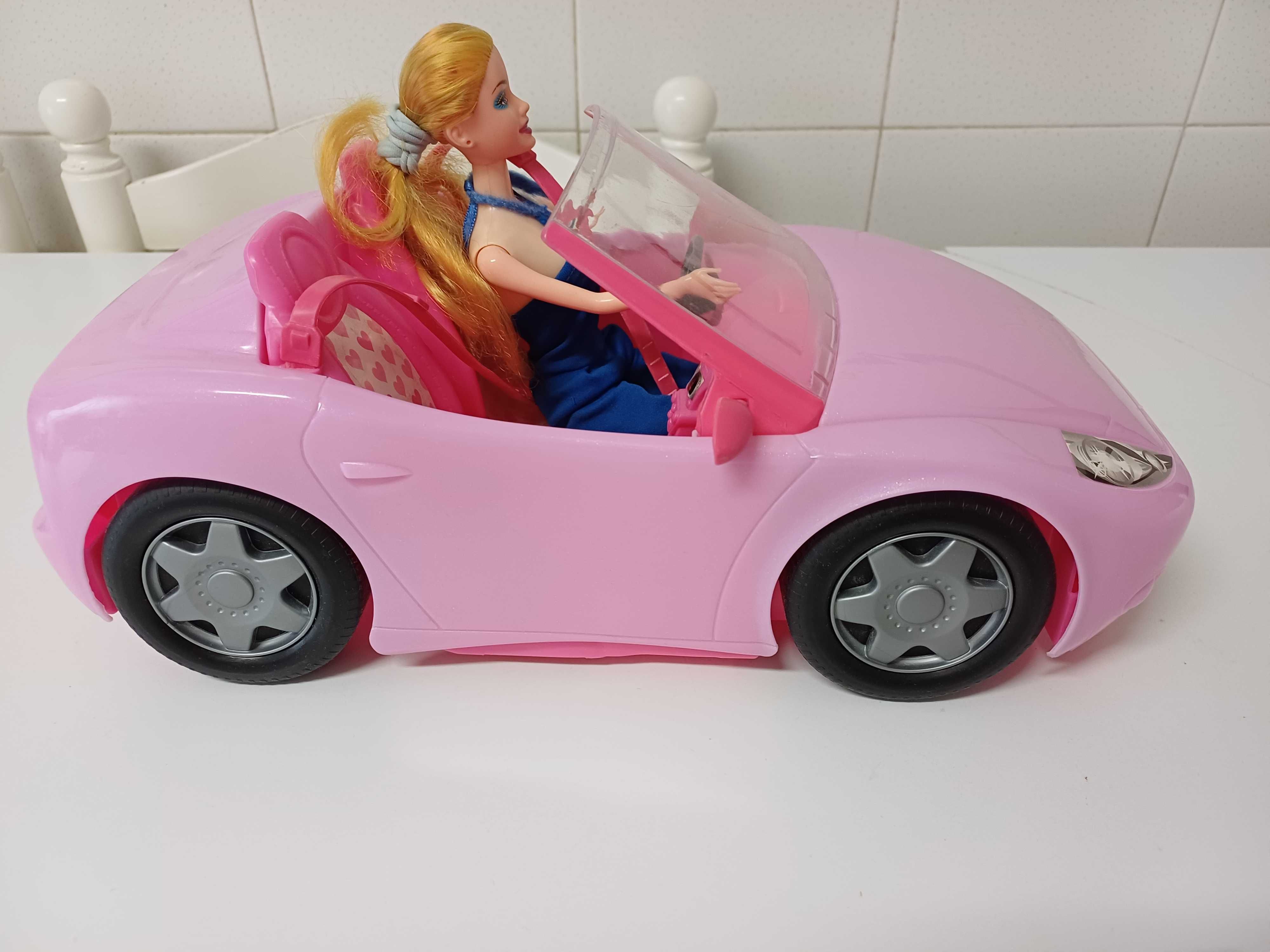 Barbie com o carro rosa
