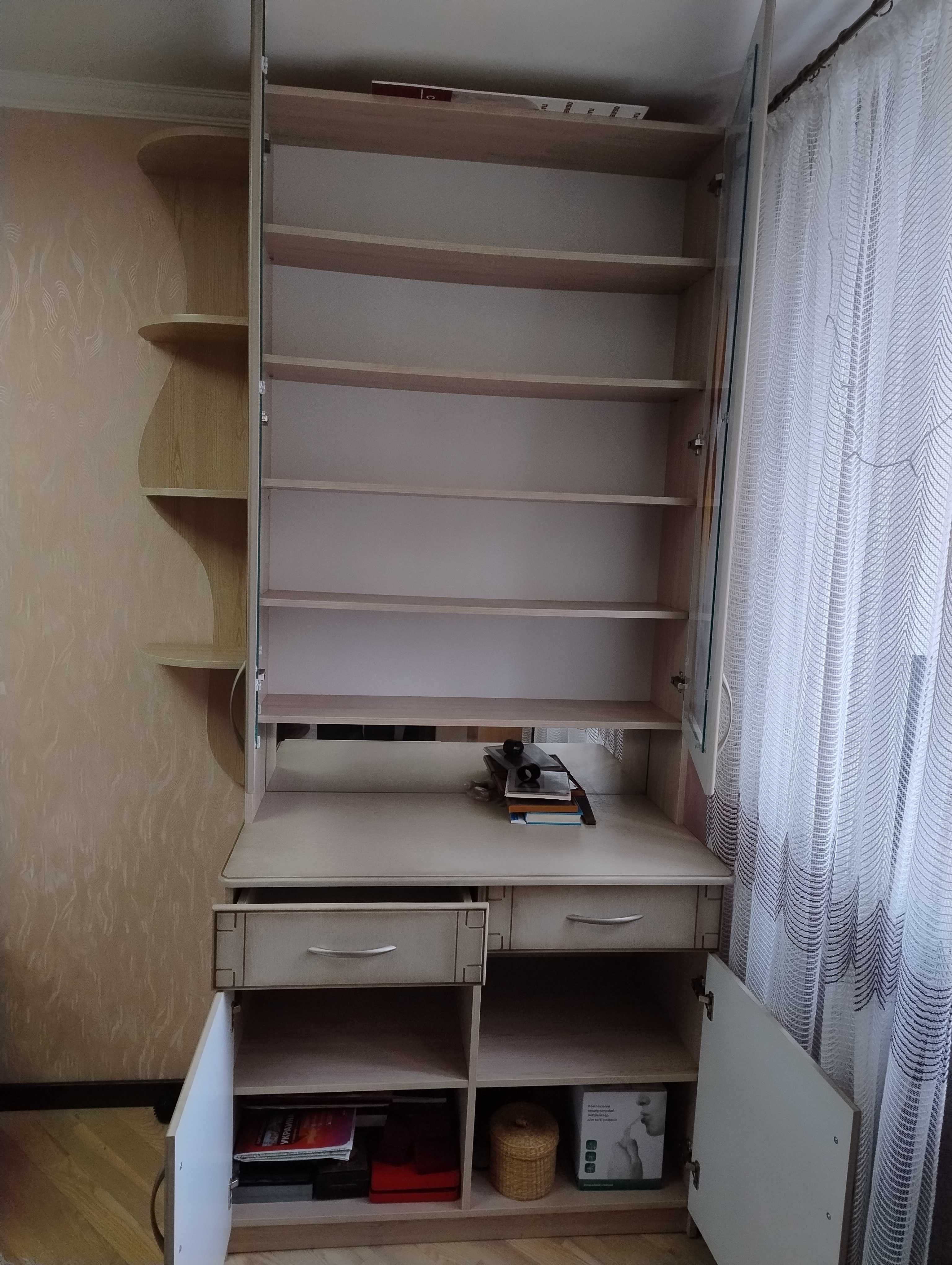 Шкаф з вітражами, майже новий, книжковий, деталі за телефоном