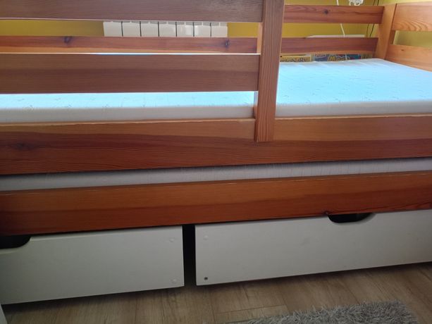 Drewniane, podwójne łóżko z szufladami i materacami