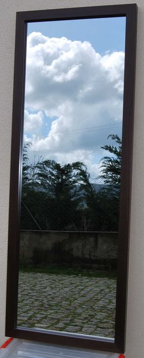 Espelho Alto de Parede com Moldura em Madeira – 0,59 x 1,60 m