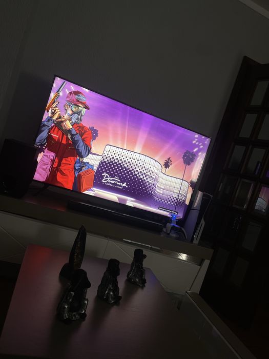 vendo play 5 como nova , ainda com caixa , e com dois comandos .