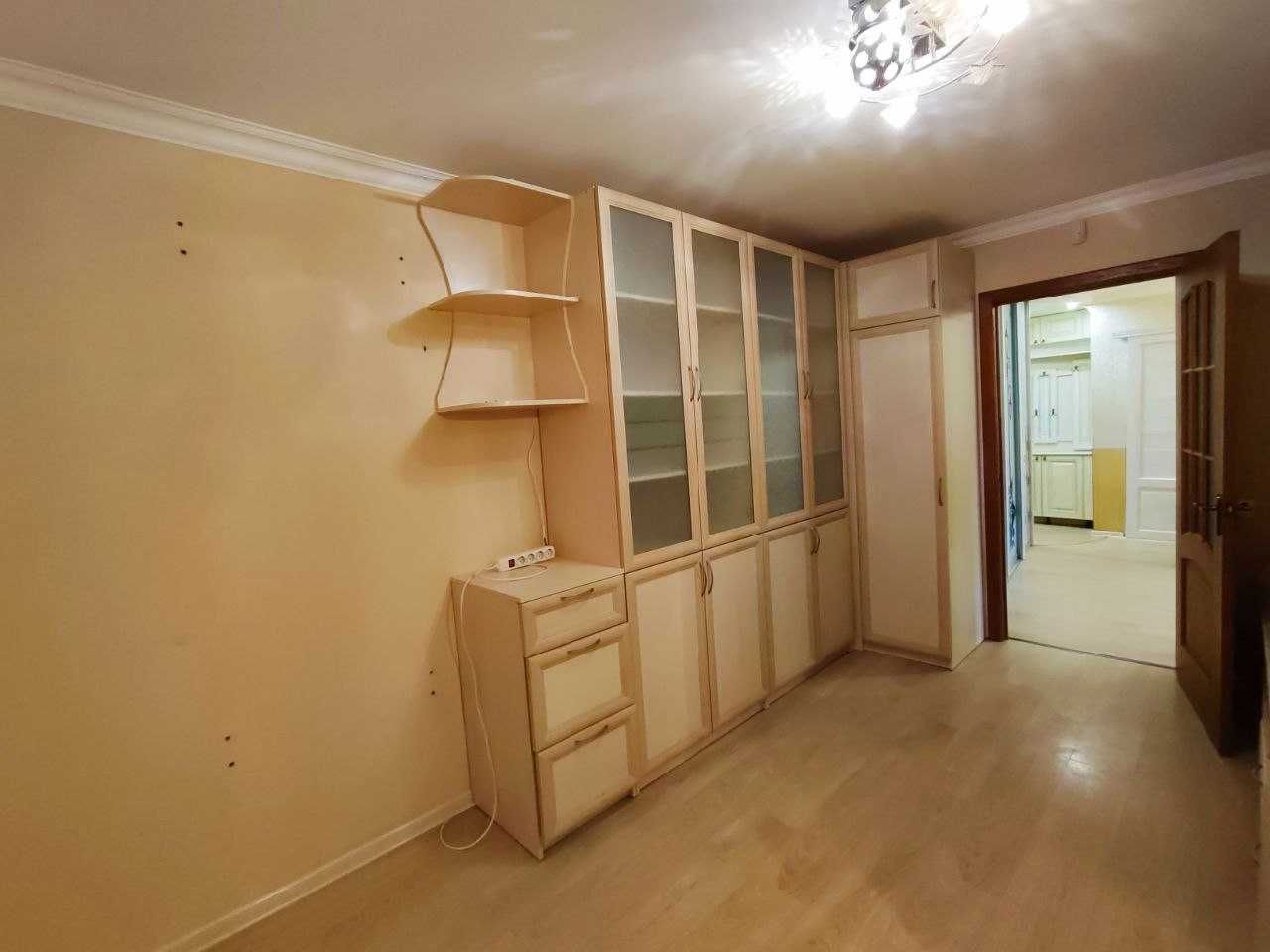 Продам 3-кімнатну квартиру. Паркова(ЮТЗ).Кухня-студія