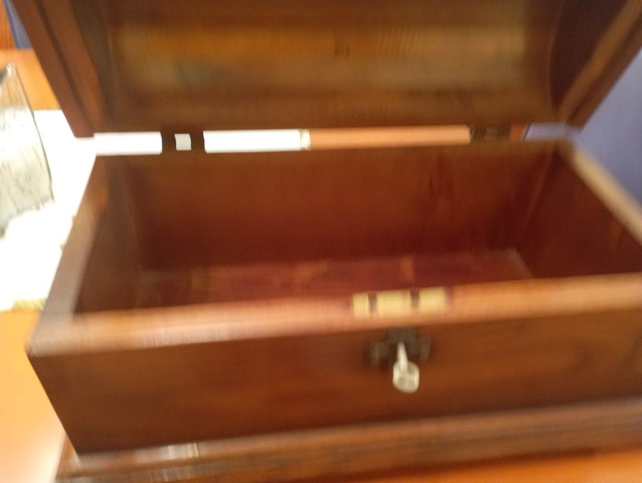 Arca pequena em madeira