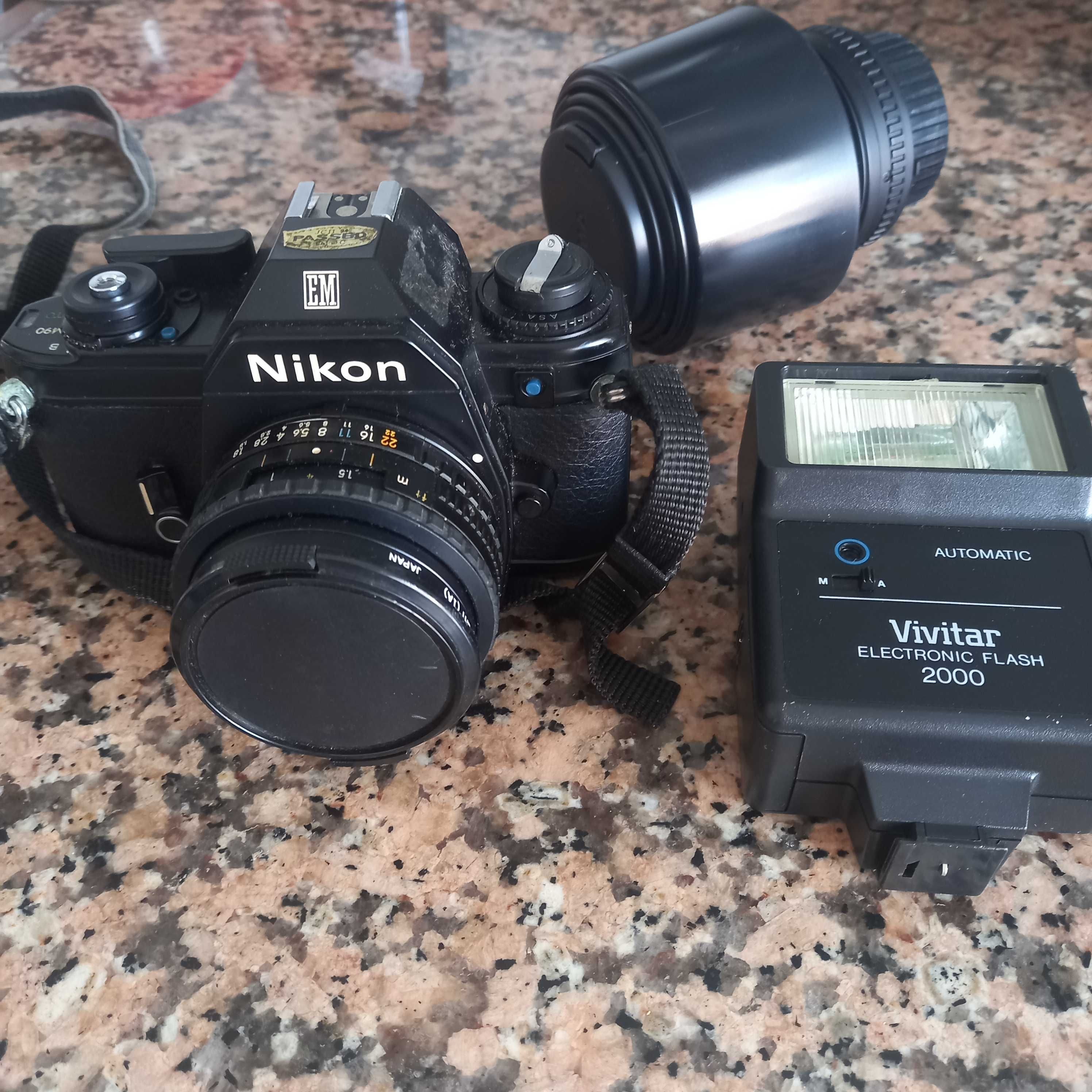 Maquina fotográfica Nikon com objectia, flash e bolsa de transporte
