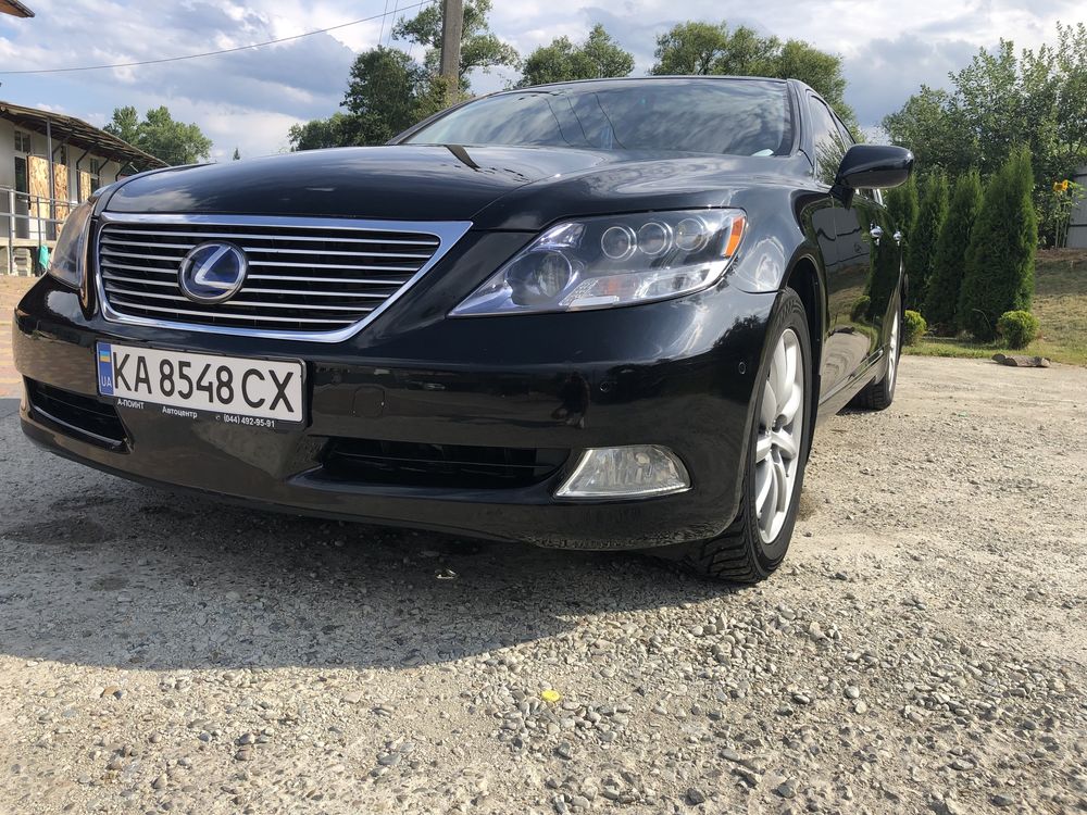 Lexus LS600HL добрий стан.