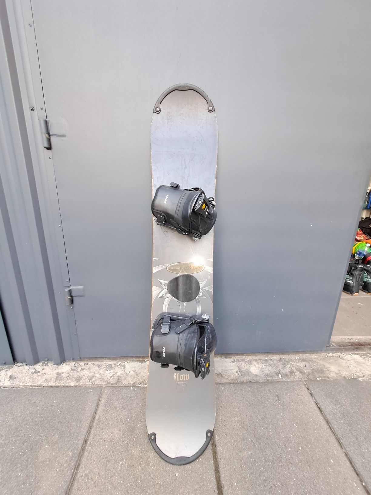Deska snowboardowa FLOW + wiązania Flow 144cm