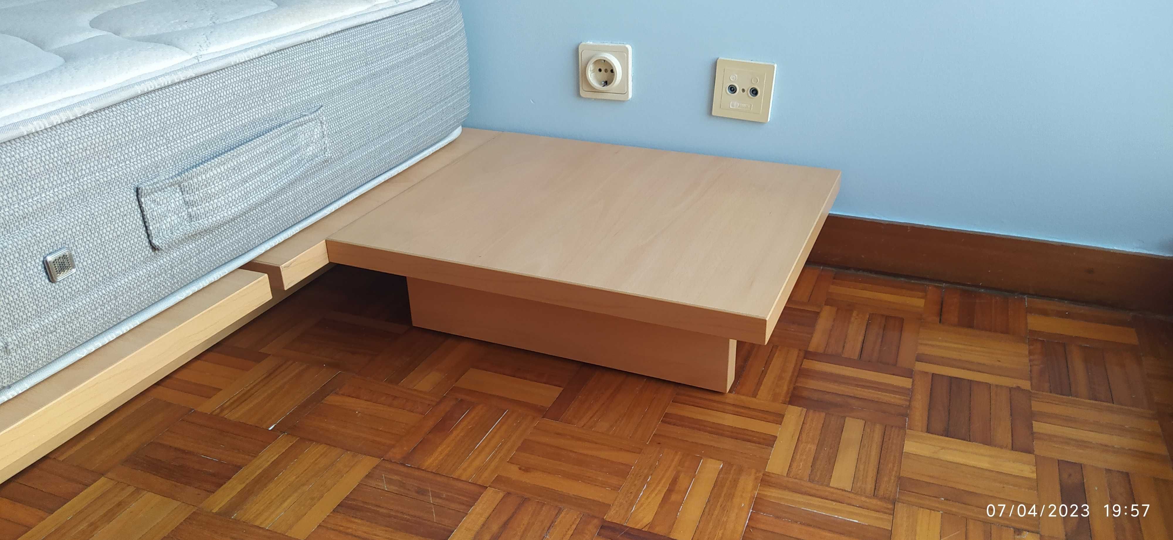 conjunto cama solteiro espaçosa com colchão e mesa de cabeceira