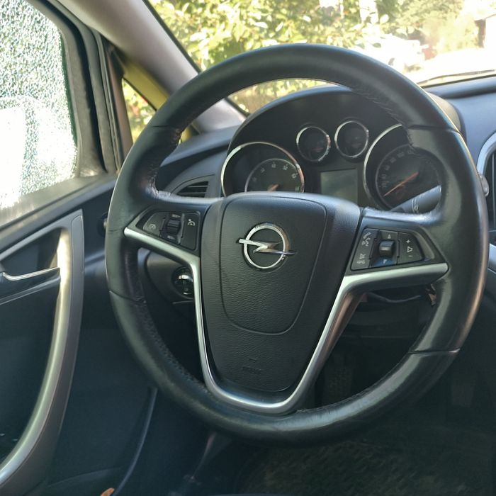 Автомобіль opel astra j на ходу