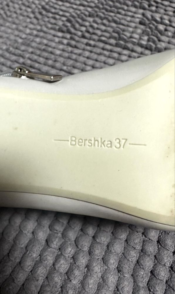 Стильні чобітки Bershka, розмір 37