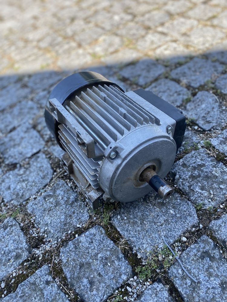 Motor eletrico trifasico