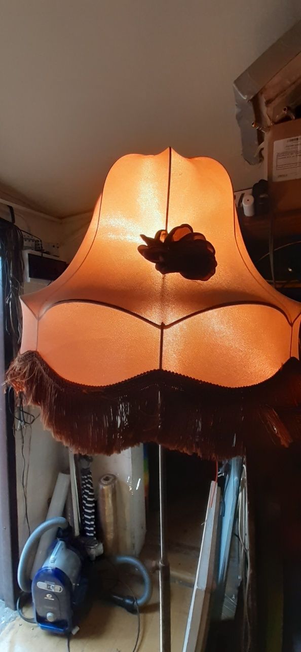 Lampa z gazetnikiem i abażurem retro vintage PRL