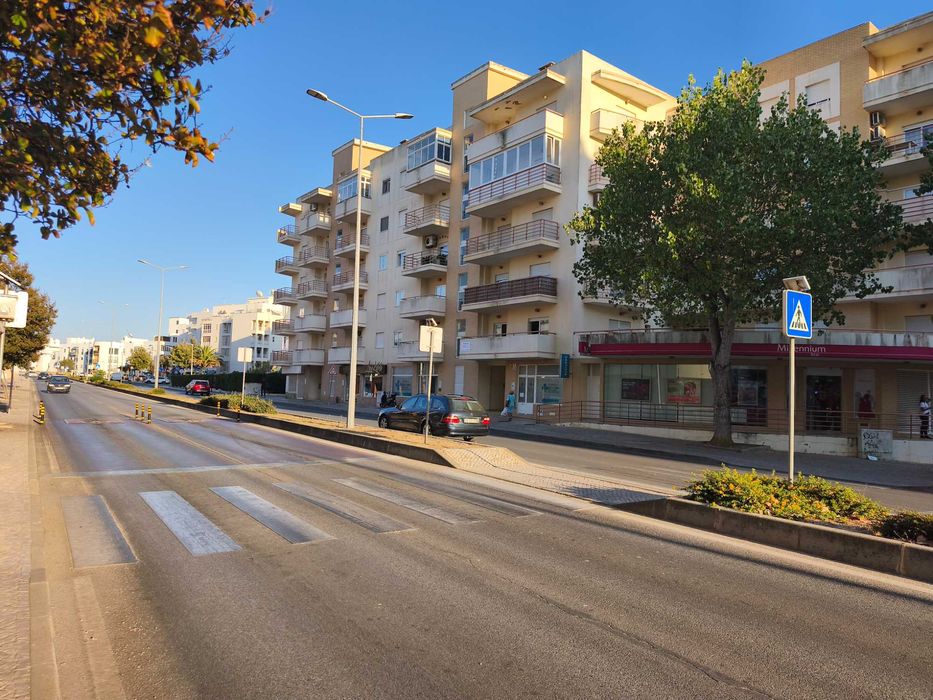Excelente apartamento T1 com garagem e piscina em Armação de Pêra