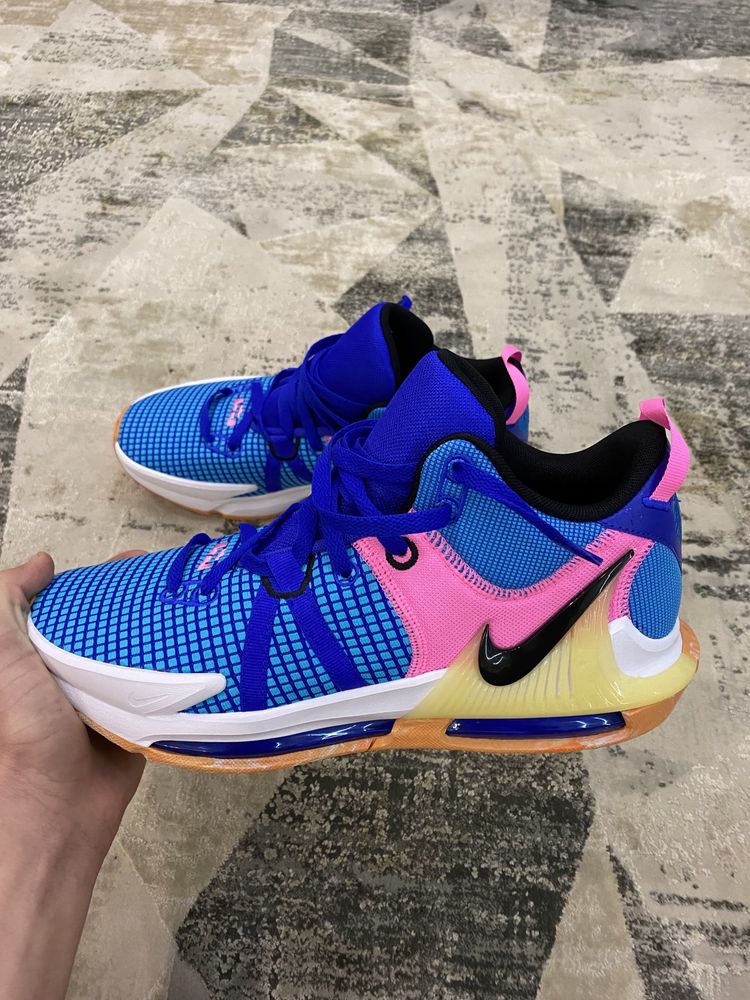 Nike LeBron Witness 7