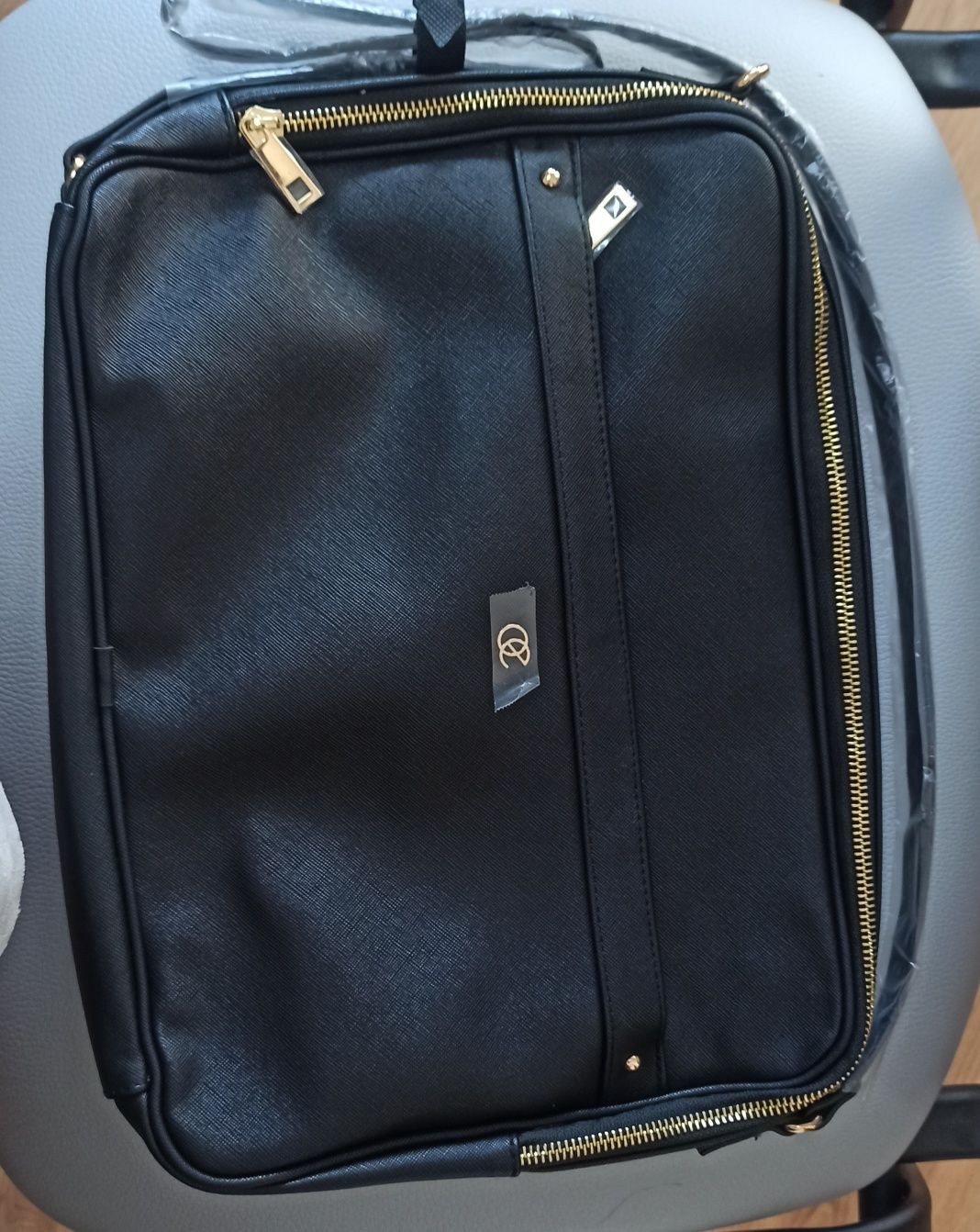 Mala para PC nova, com os plasticos com 38 cm de comprimento e 28 de a