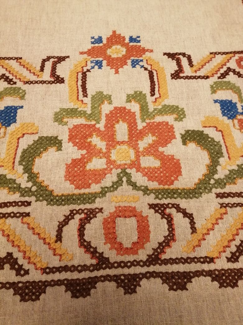 Piękny obrus lniany, ręczny haft.
