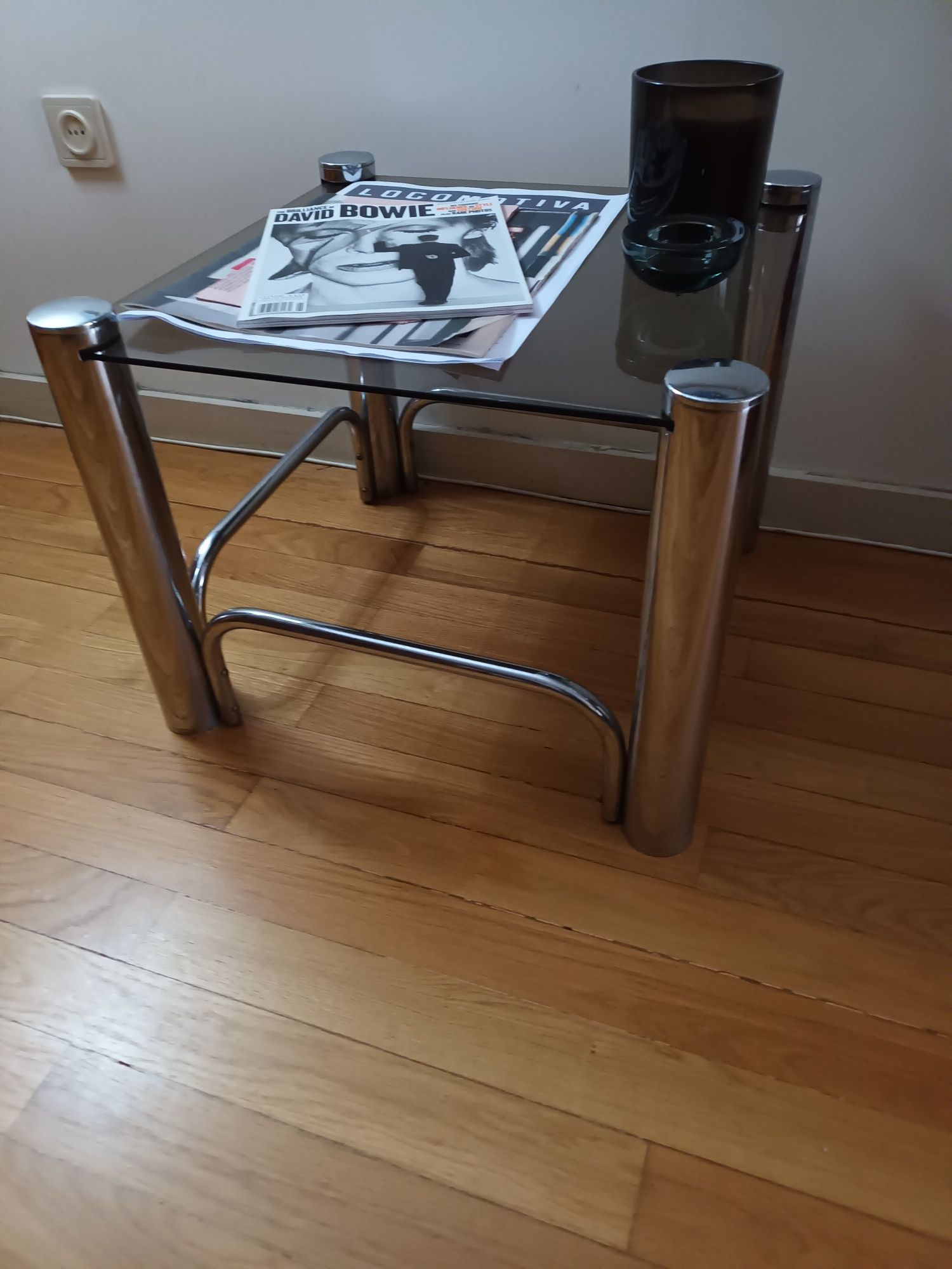 Mesa pequena cromada