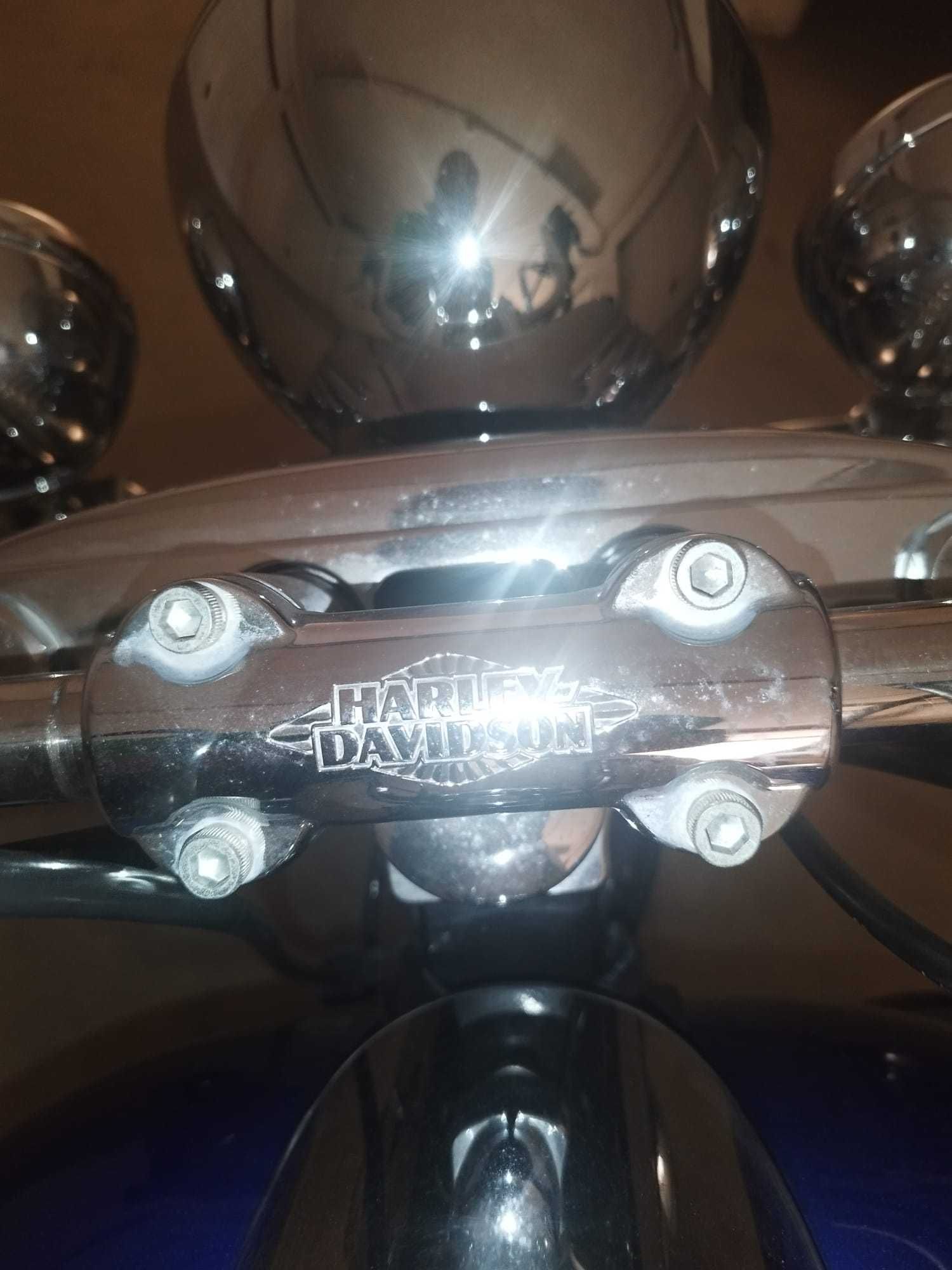 Vendo Harley Davidson como nova, preço negociável.