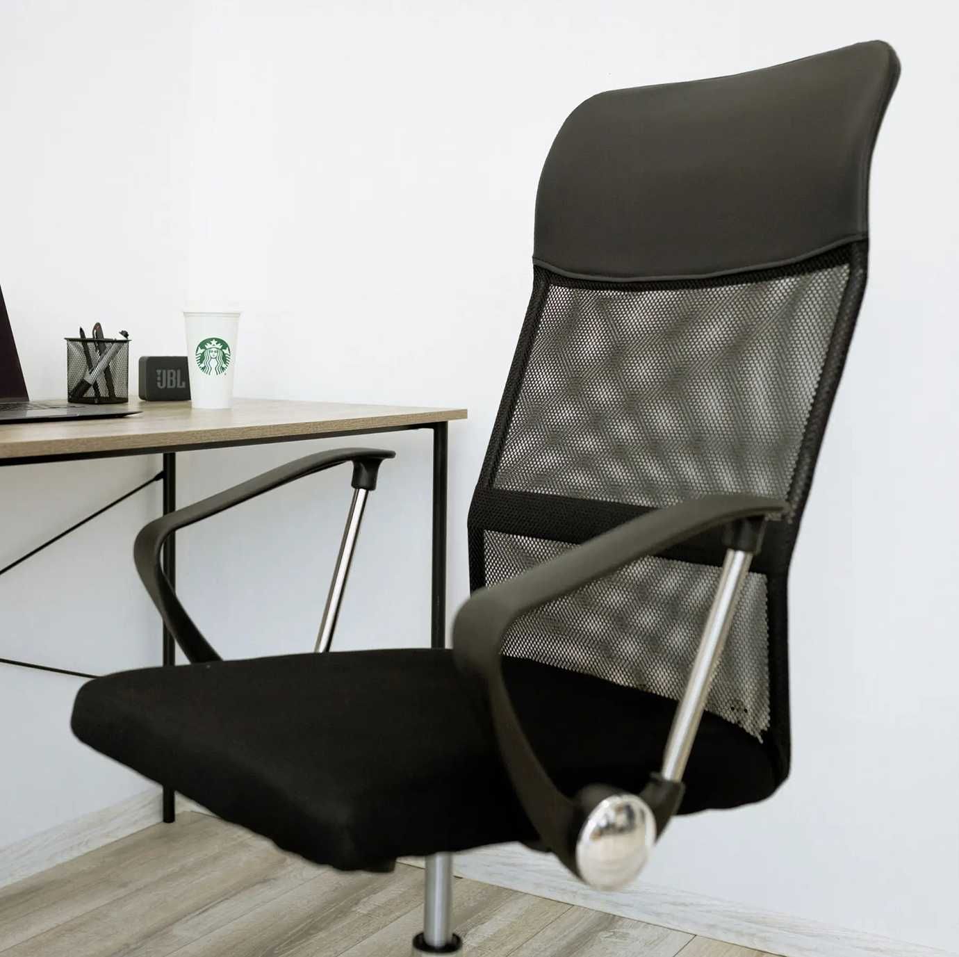 Черное кресло для офиса компьютерное Eurotop на колесах стул офисный