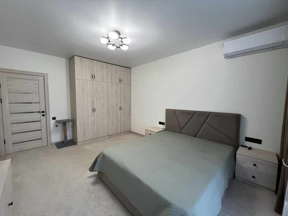 Продається простора 3 кім. пл.105 м2. Постанови.