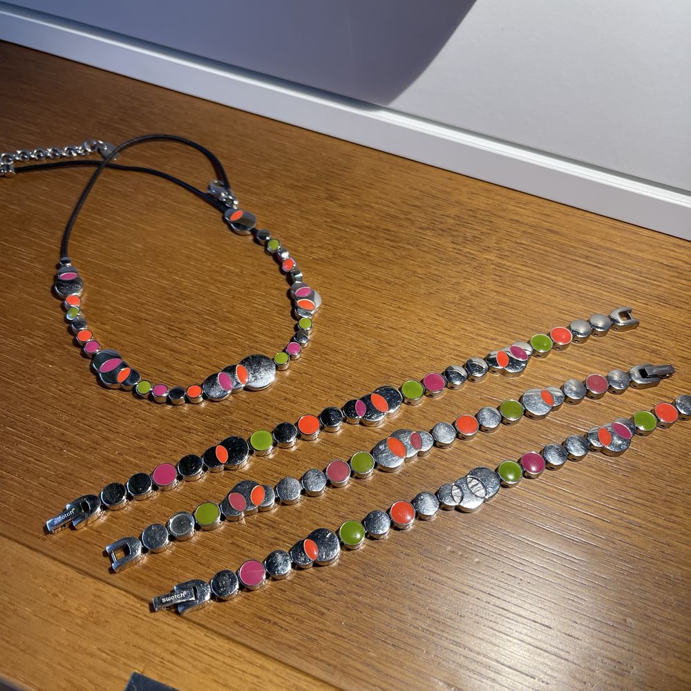 Conjunto Colar e Pulseiras Swatch