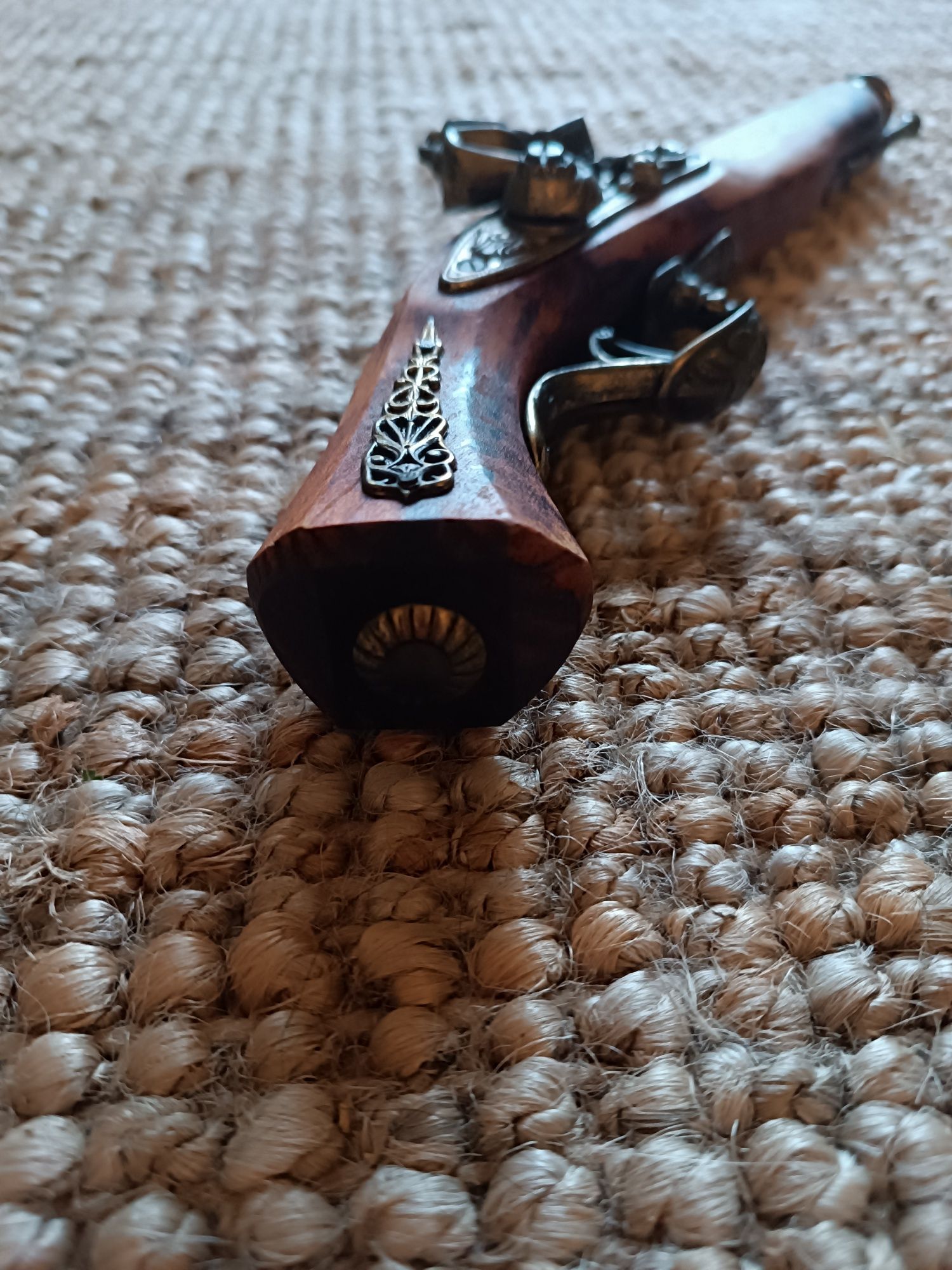 Pistola antiga de madeira