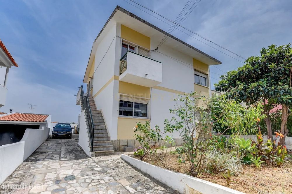Moradia bifamiliar T4+1 em Pinheiro de Loures, com vistas desafogadas,