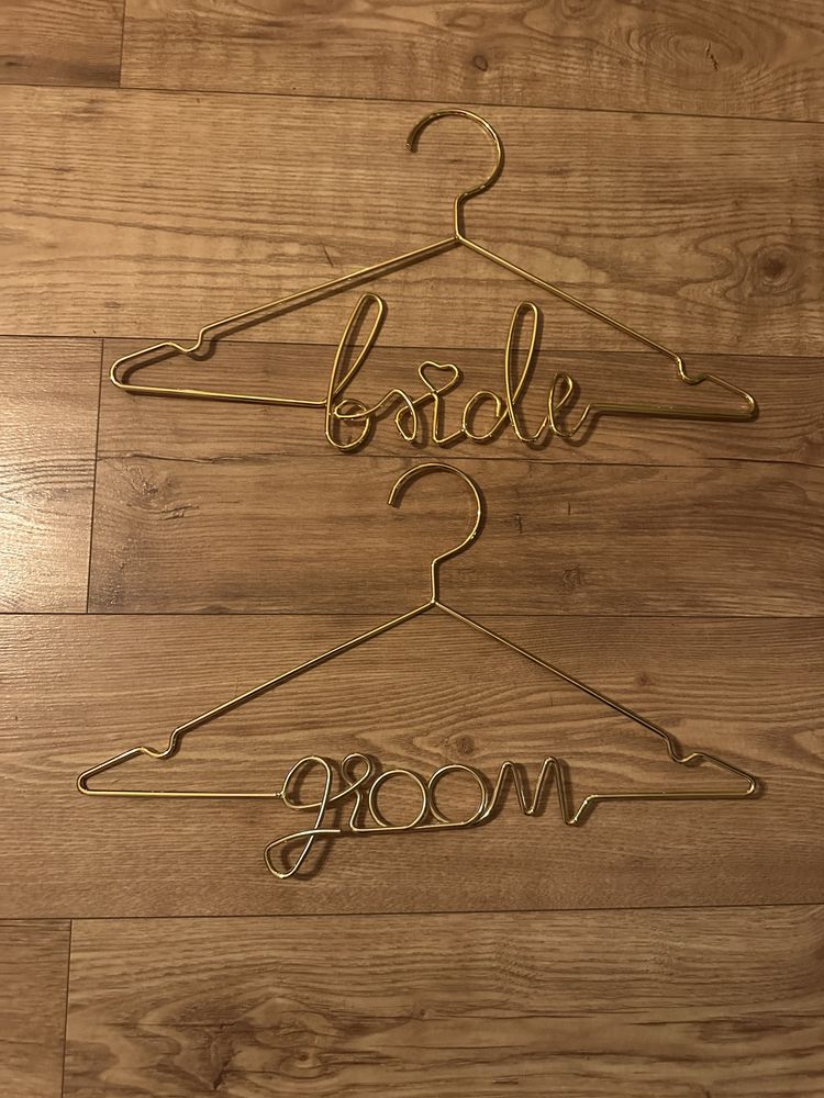 Metalowe wieszaki Bride i Groom kolor złoty (Panna Młoda/Pan Młody)