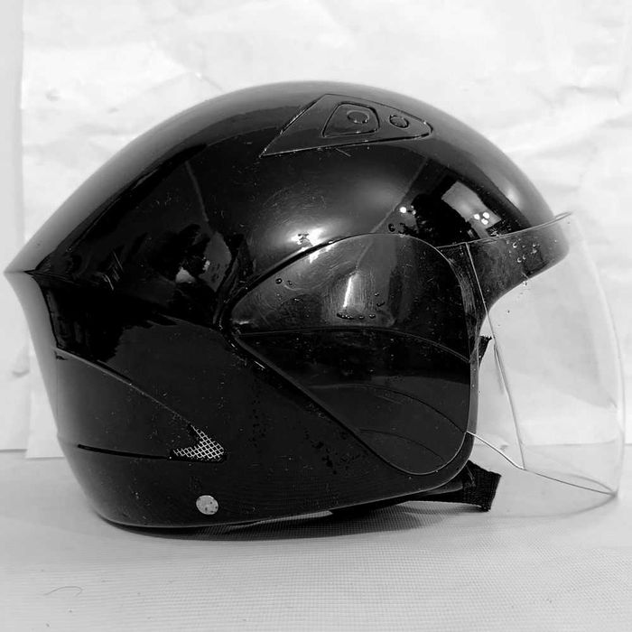 Шлем мотоциклетный открытый 55-56р. в хорошем состоянии.