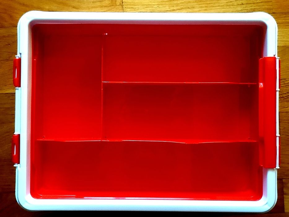 Caixa de arrumação com bandeja interior