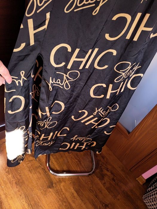 Sukienka maxi hiszpanka Czarna napisy ,rozcięcie na nodze