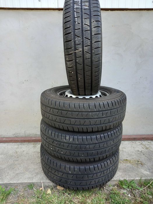 Колеса шини вантажні  PIRELLI   235/65Р16С зима
