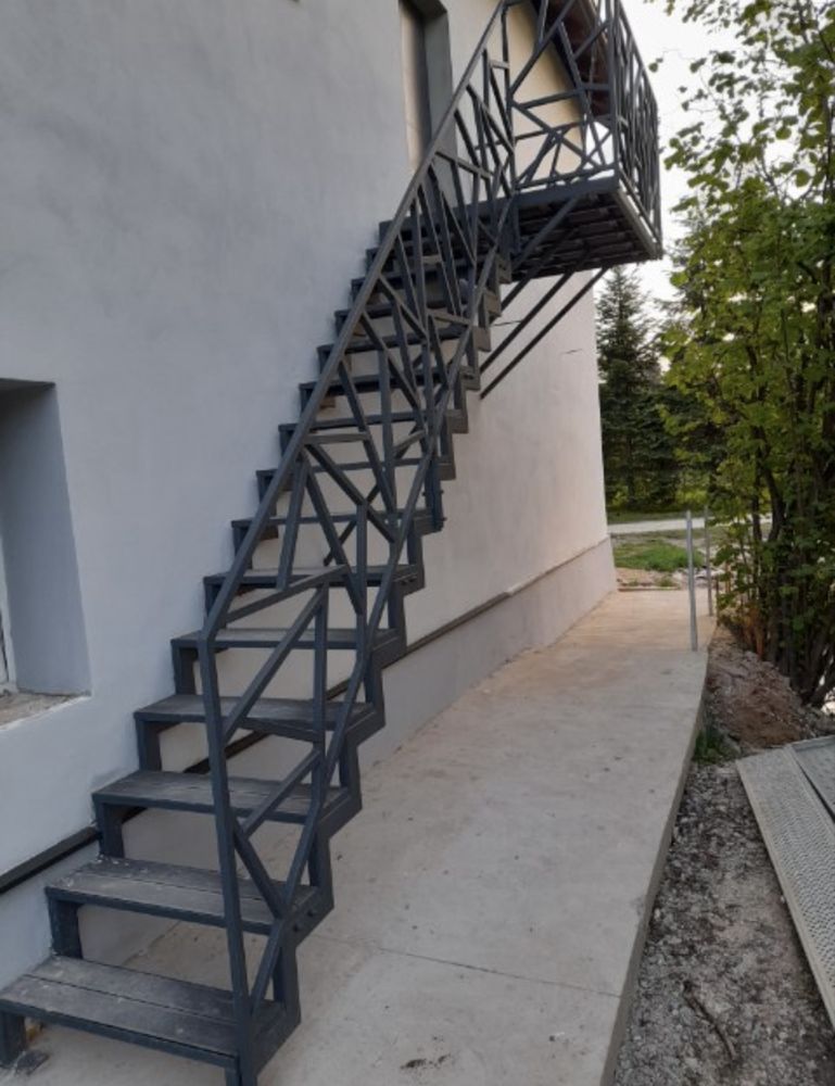 Schody zewnętrzne balustrady barierki platforma taras