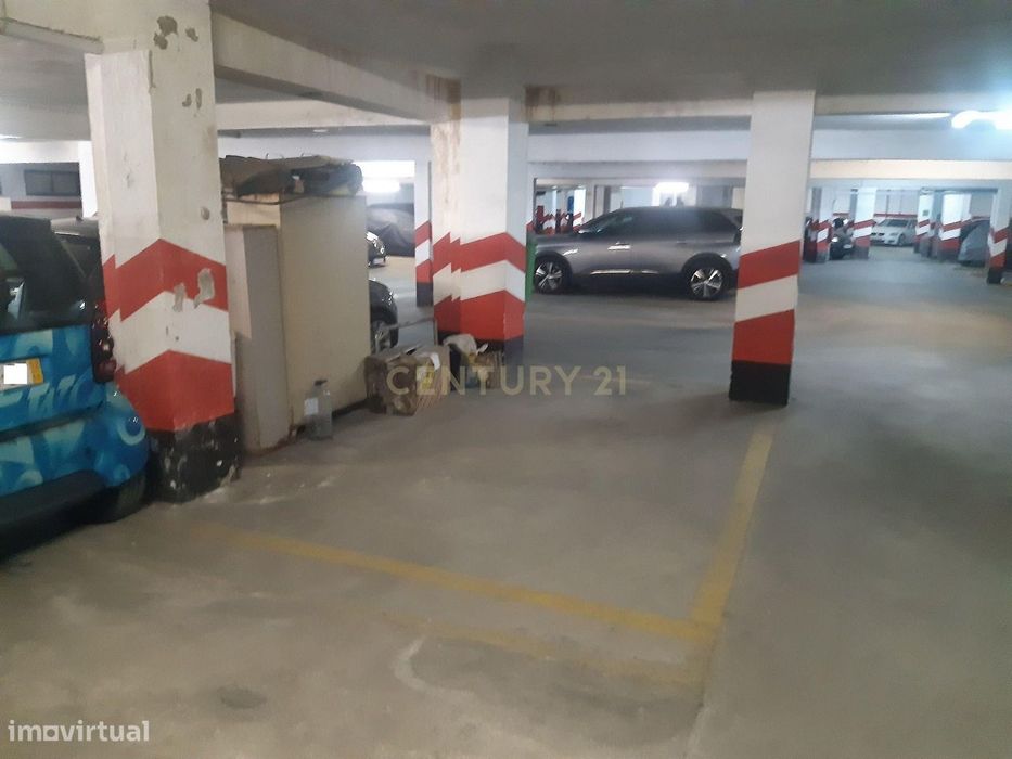 Parqueamento em Sacavém, em garagem fechada com portão automático