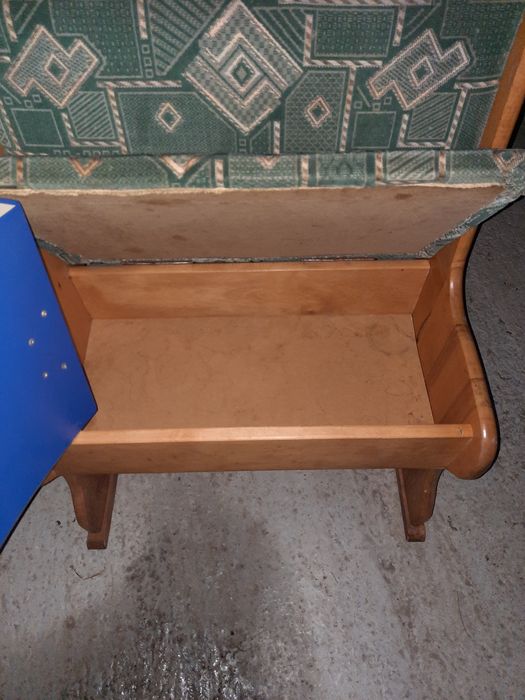 Sprzedam taboret drewniany .