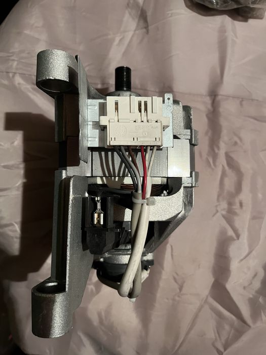 Мотор стиральной машинки  Indesit.