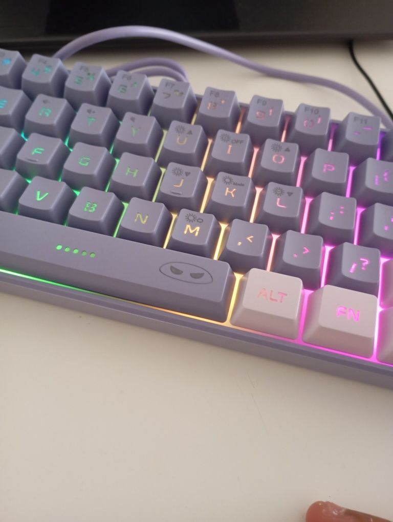 Vendo teclado gamer 60% com Leds de várias cores, em perfeito estado