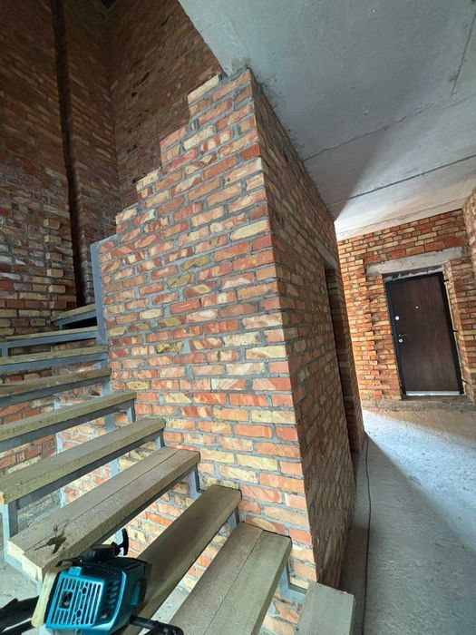 Новий таунхаус з червоної цегли в центральній частині міста. Галина