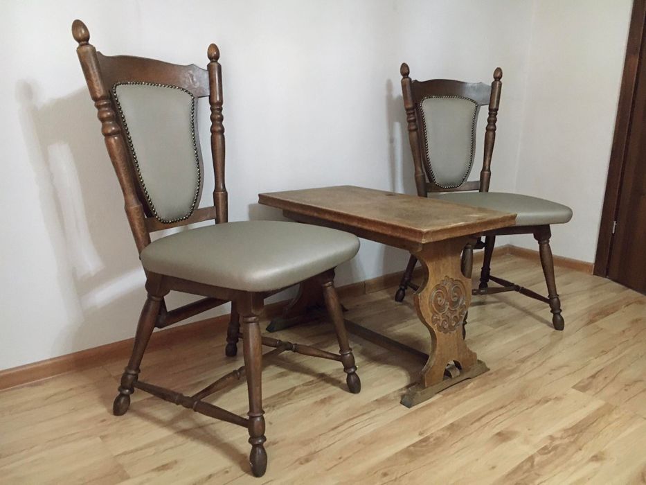 Dwa krzesła oraz stolik do przedsionka