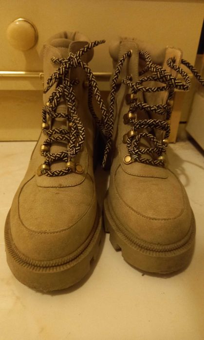 Botas com atacadores
