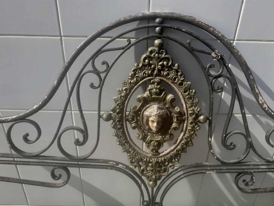 Camas de ferro antigas sem estrado e sem colchão .