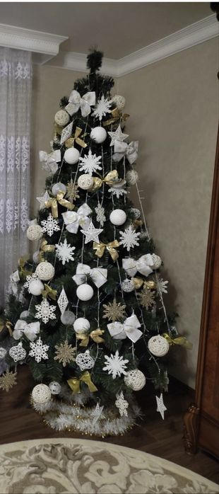 Продам ялинку з ігрушками або можна без них, висота 2.10