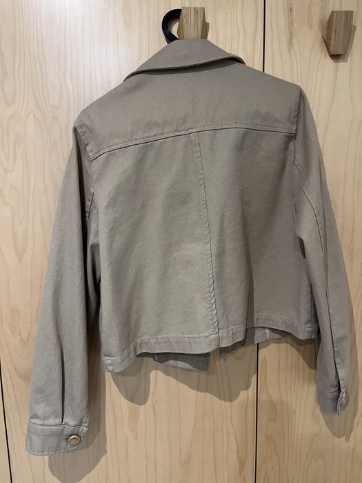 Casaco caqui cropped com botões dourados