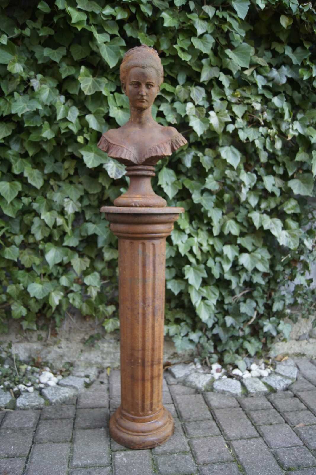 Odlew żeliwnego popiersia kobiety