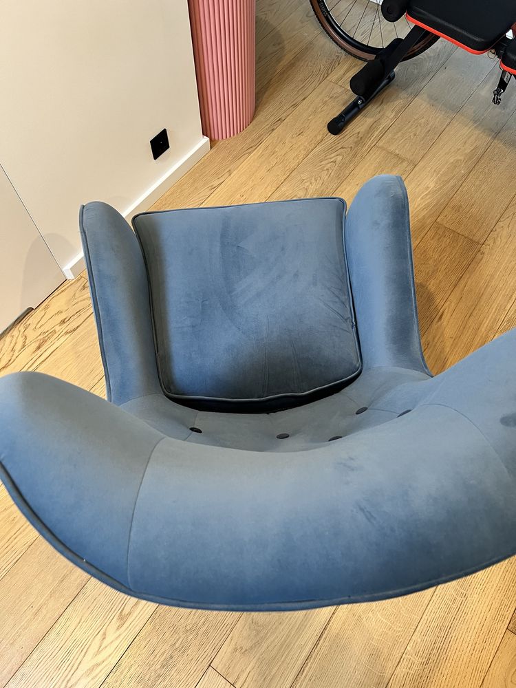 Niebieski fotel sits pola uszak