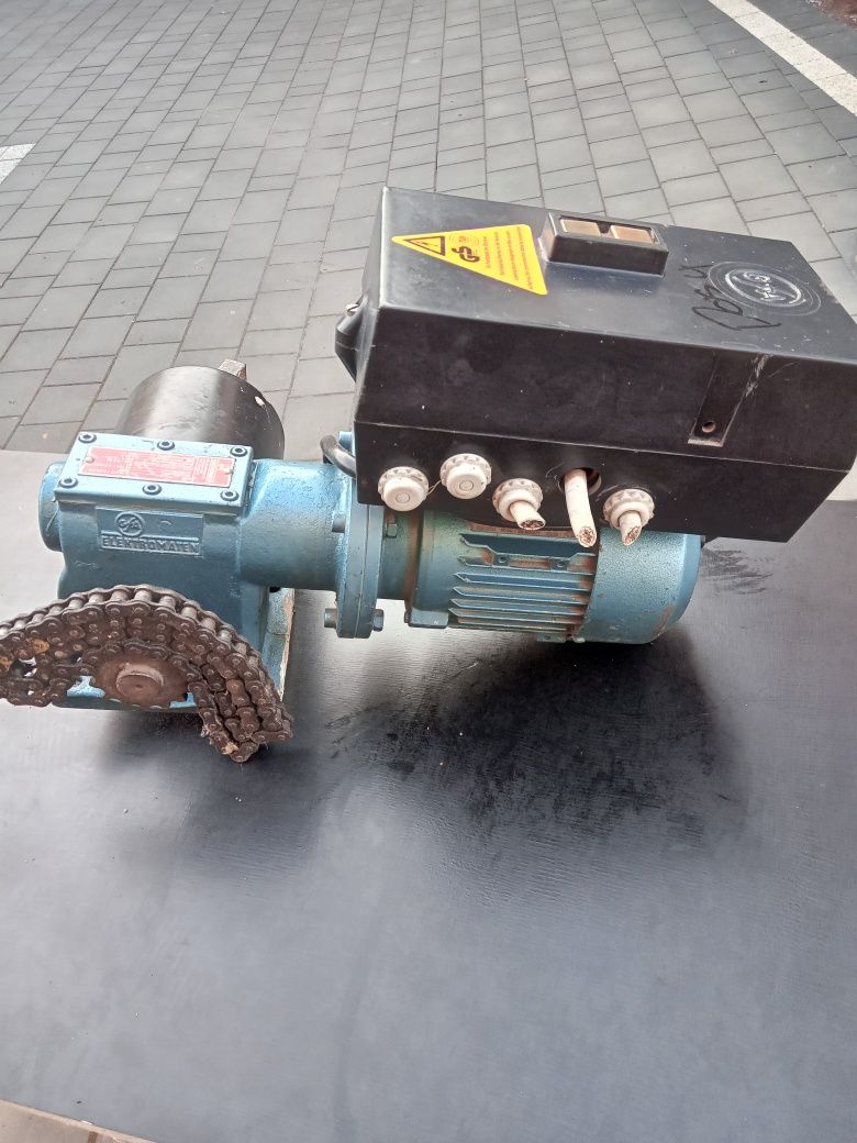 Mechanizm bramy sklepowej segmentowej