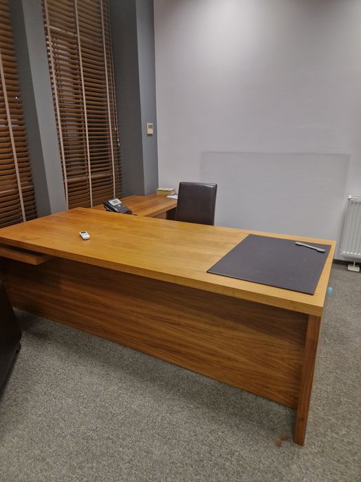 piękne biurko prezesa w orzechowym fornirze