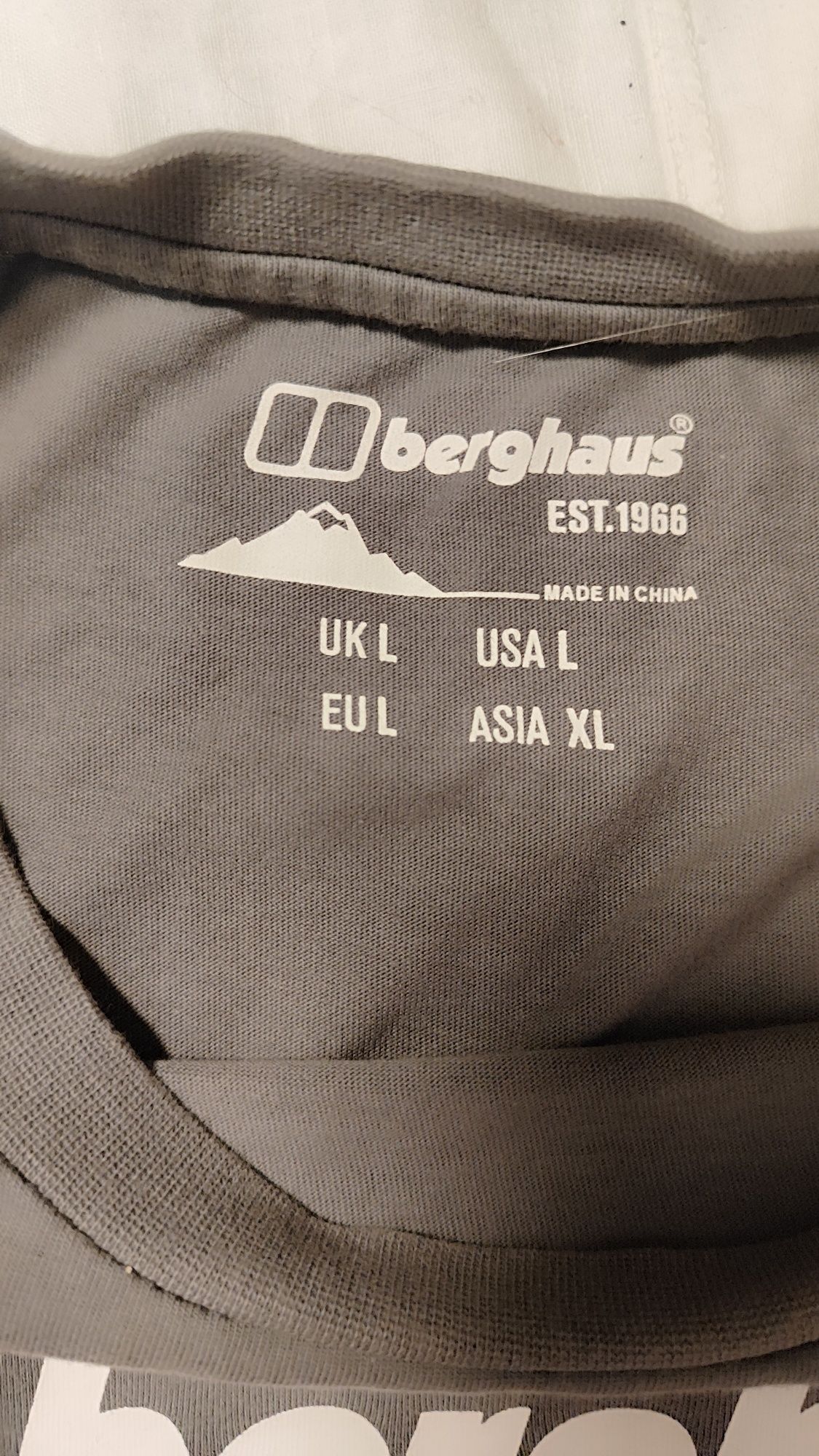 Продам сіру футболку Berghaus L size