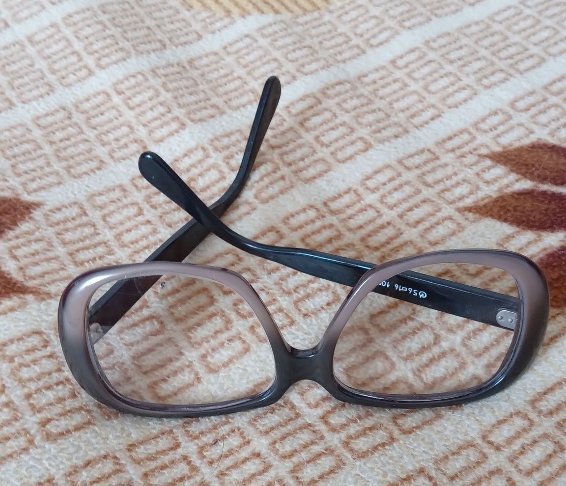 Оправи для окулярів.