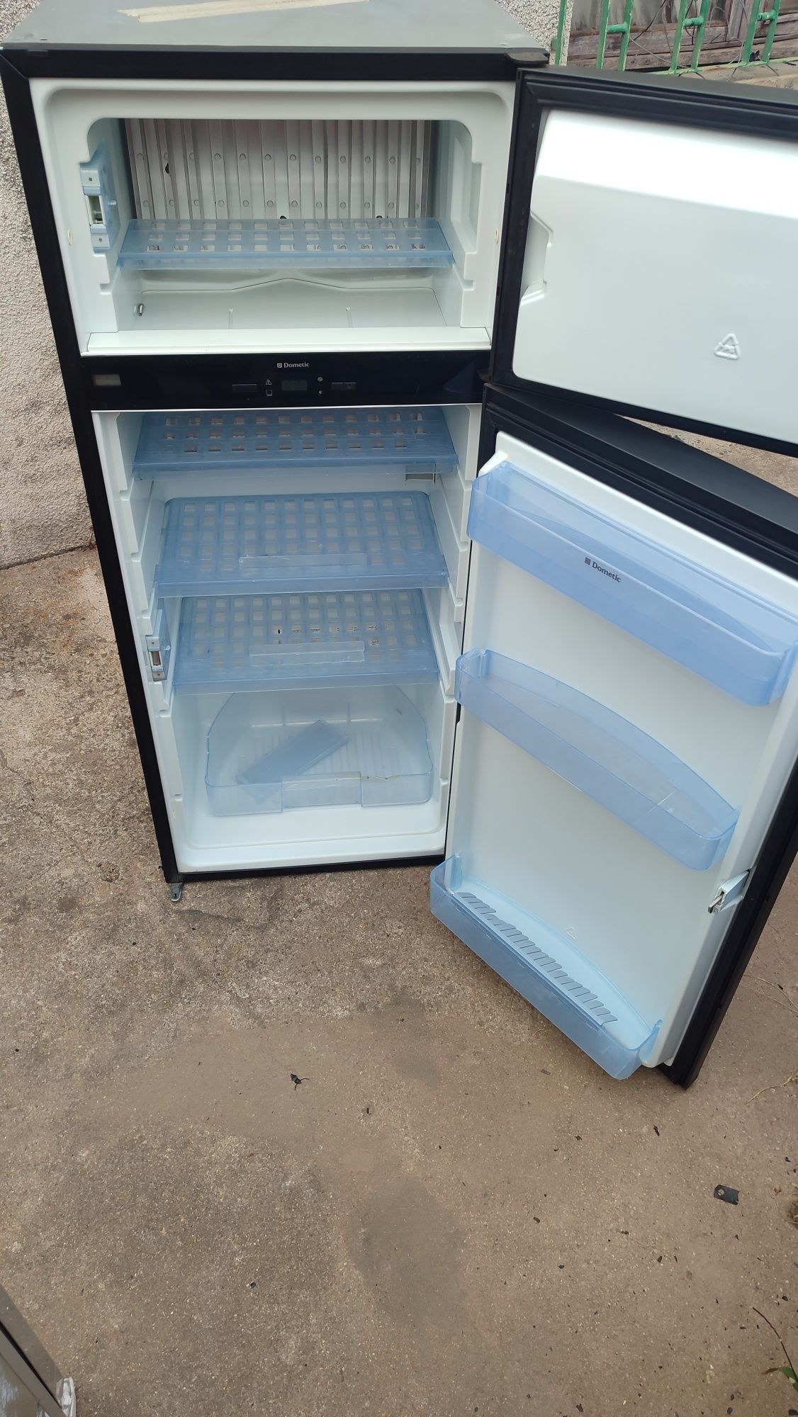 Frigorífico trivalente Dometic RMD 8505 automático